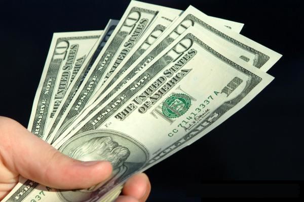 قیمت دلار در بازار چهار تومان افزایش یافت