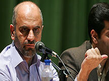 فرشاد مومنی: دولت قیمت دلار را  دستکاری می‌کند