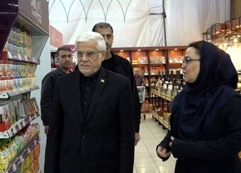 نظارت میدانی معاون اول رئیس‌جمهور بر تامین کالاهای اساسی در فروشگاه شهروند بیهقی
