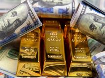 کاهش قیمت اونس جهانی طلا بعد از فتح رکوردهای جدید
