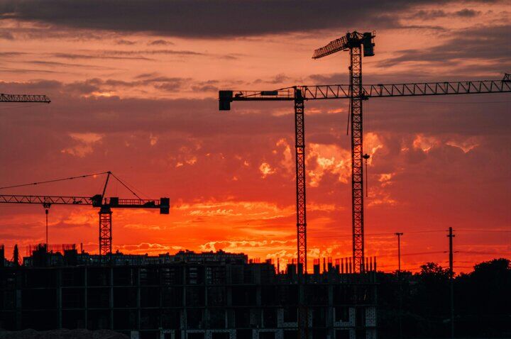 چسبندگی قیمت مسکن به دلار از سال ۱۴۰۰ تضعیف شده است
