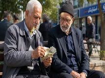 سبد معیشت به ۱۰۰ میلیون رسید | حقوق بازنشستگان چقدر از زندگی را پوشش می‌دهد؟
