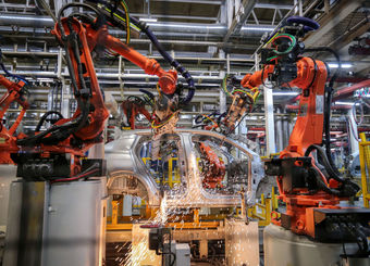 تقاضای خودروسازان برای عدم اعمال تعرفه بر ربات‌ها و ماشین‌آلات کارخانه‌ای
