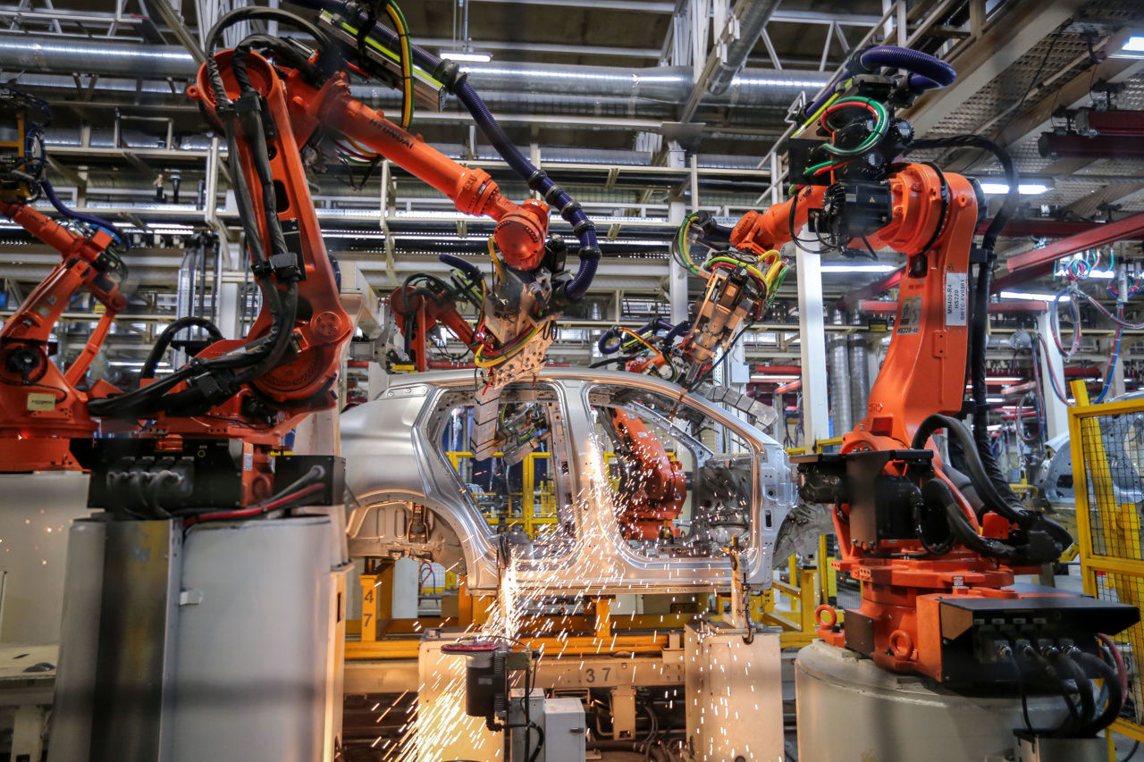 تقاضای خودروسازان برای عدم اعمال تعرفه بر ربات‌ها و ماشین‌آلات کارخانه‌ای
