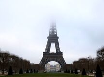 پاریس گرفتار میان بدهی و بی‌ثباتی؛ سقوط رتبه اعتباری فرانسه
